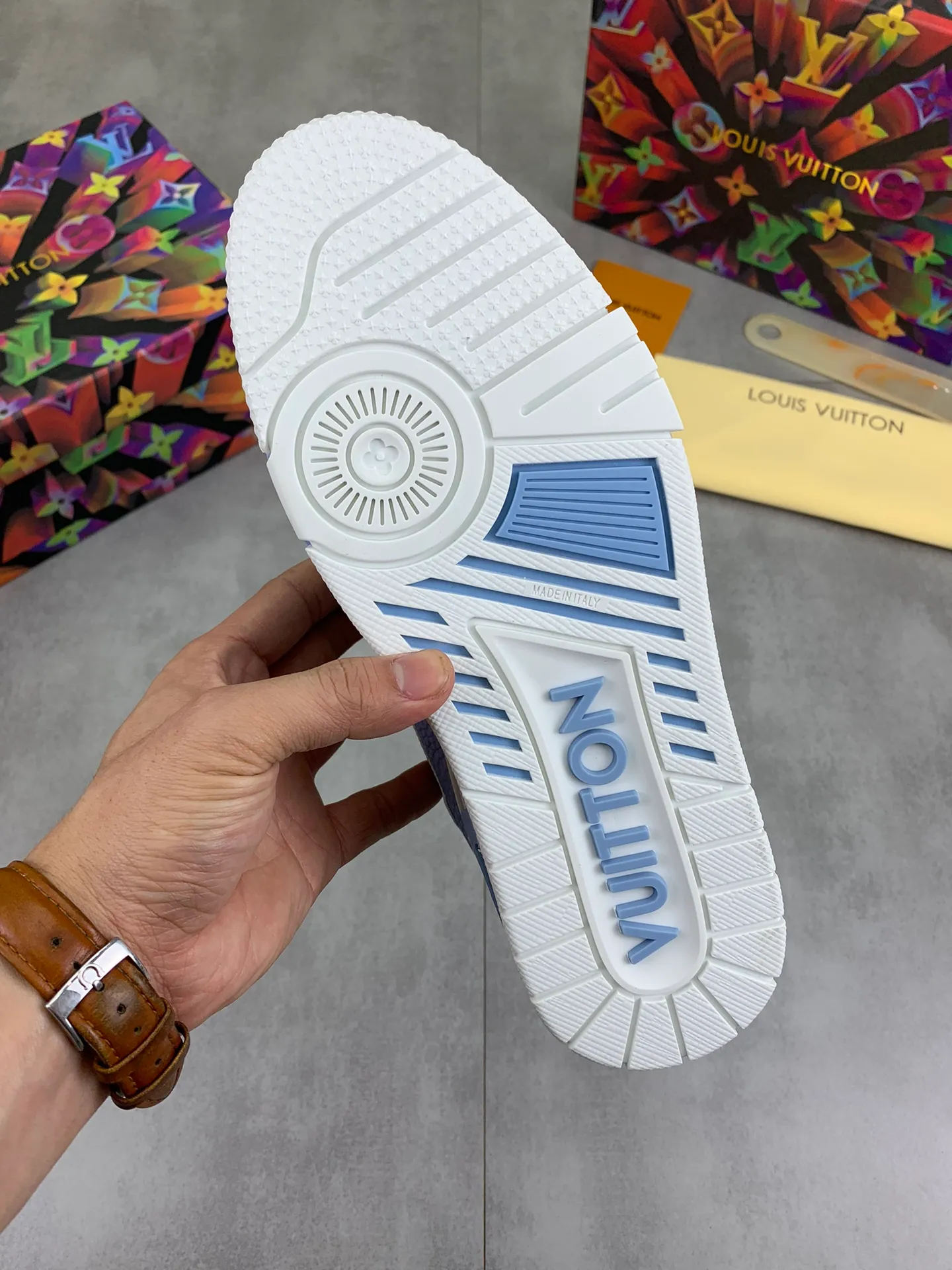 Men's men's shoes 💰P580 New style 💰💎💎Latest color High version 2025Louis*Vuitto* LV Traine Catwalk TRAINER outsole and fabric private model A shoe that definitely costs a lot of money and effort. This series was designed after the arrival of Vifgil. It is favored by many fans every season. Original TPU outsole Original packaging Color: black Available in white (available from stock, super fast shipping) Code number: 35-46
